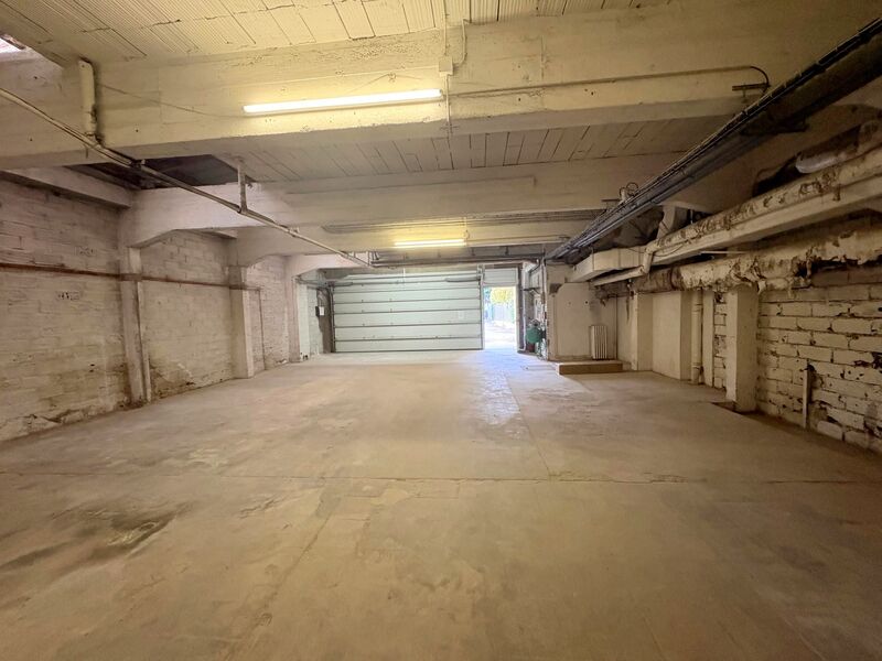 Location d'un local d'activité avec cour privative au Mesnil le Roi