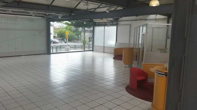 Location local commercial de 756 m² à Nanterre