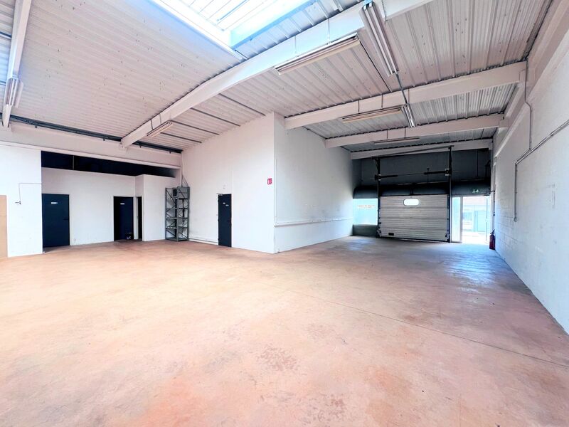 Location 250 m² d'activité à Trappes